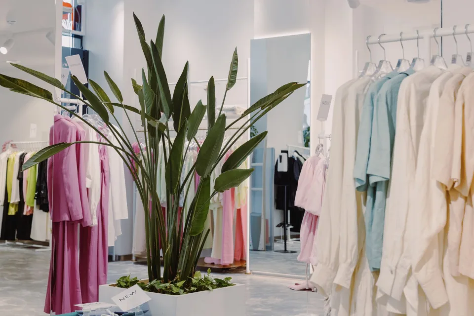 Góc máy may tại Thương hiệu UNIQLO